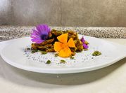Una foto de pollo en mole