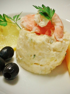 Una foto de Ensaladilla de patata con langostinos