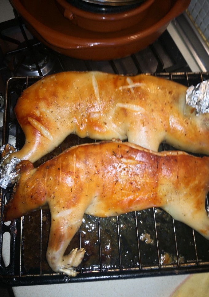 Una foto de Cochinillo al horno
