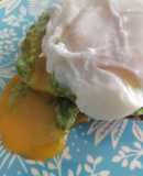Toast con hummus di piselli e uovo in camicia