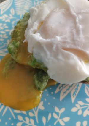 Foto di Toast con hummus di piselli e uovo in camicia