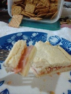Una foto de Tarta de jamón, queso y tomates con masa dulce