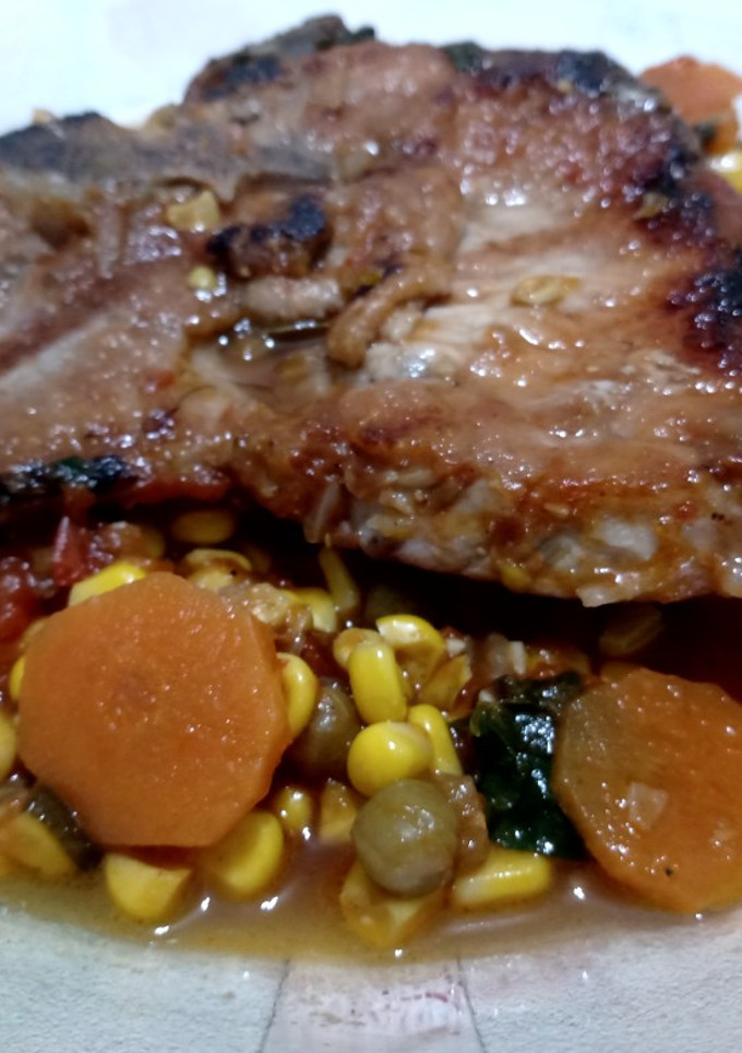 Una foto de Bife de cerdo en salsa de maíz, tomate y zanahoria
