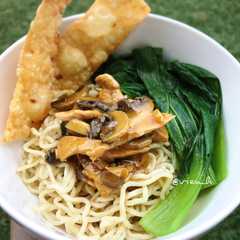 A picture of Mie Ayam Jamur.