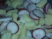 Una foto de ensalada de rabanitos cebolla