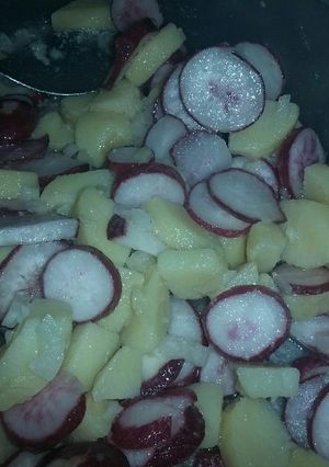 Una foto de Ensalada de rabanitos, cebolla y papa
