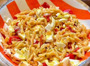 Foto principal de Ensalada de pasta de lentejas con vinagreta de miel y mostaza