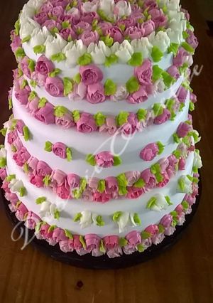 Una foto de Butter creams "crema de mantequilla" Ideal para decorar con picos rusos 😍😘😍❤