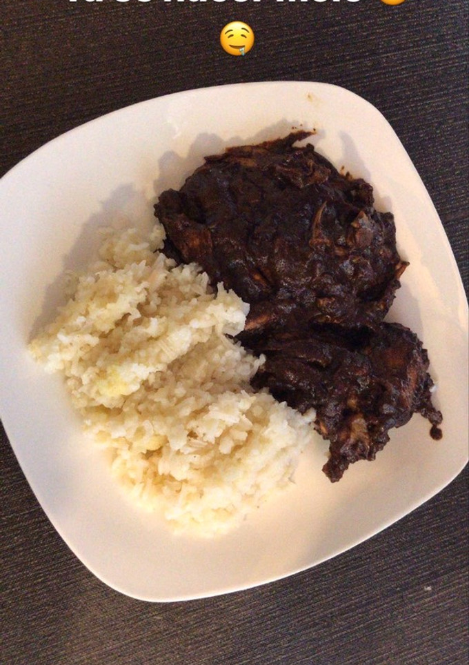 Una foto de Mole con pollo