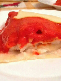 Una foto de Lasaña de brandada de bacalao con salsa de piquillos