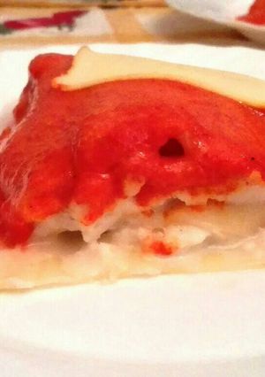 Una foto de Lasaña de brandada de bacalao con salsa de piquillos