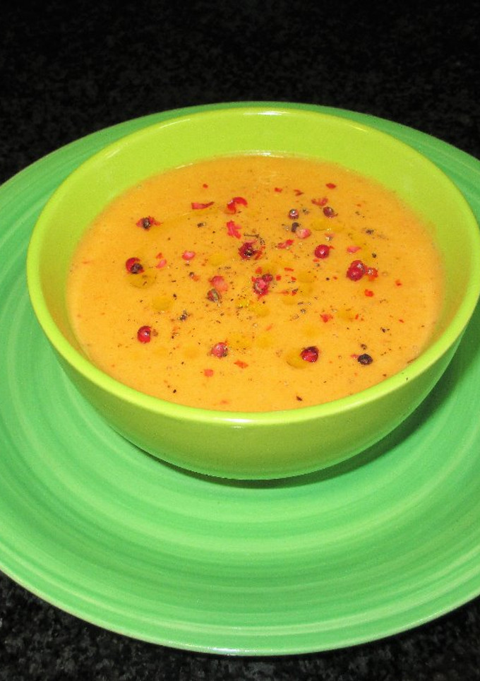 Una foto de Crema de calabaza con zanahorias y pimiento rojo