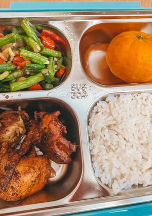 Foto resep Lunchbox bekal suami ayam goreng simple tumis kacang panjang simple