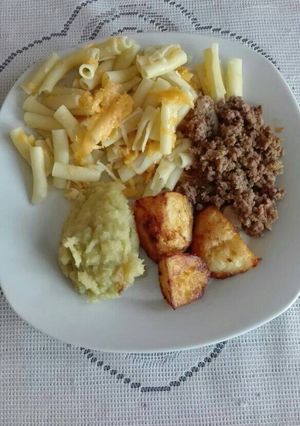 A picture of Mac and cheese.