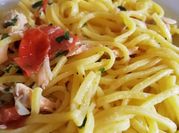 Una foto di tagliolini al salmone
