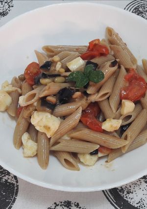 O poză a rețetei Paste (pennette) cu vinete, roșioare și mozzarella.