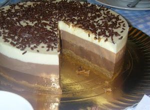 Una foto de Tarta de tres chocolates
