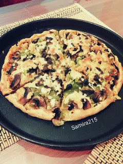 عکسی از دستور پیتزا سبزیجات 🍕=🌽+🥦+🍄+🥕