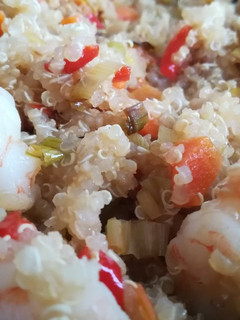 Una foto de Quinoa con langostinos, verduras en salsa de ostras