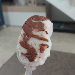 Una foto de Helado de cereza y yogur