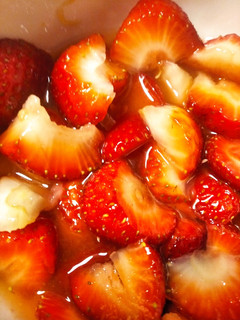 Una foto de Fresas maceradas en zumo de naranja