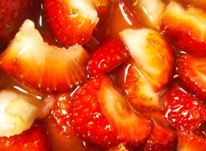 Una foto de Fresas maceradas en zumo de naranja