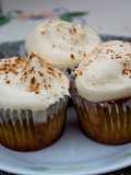 Cupcakes Pisco Sour con glasé de pisco y frosting de limón