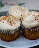 Cupcakes Pisco Sour con glasé de pisco y frosting de limón