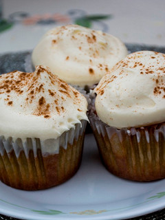 Una foto de Cupcakes Pisco Sour con glasé de pisco y frosting de limón