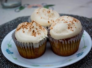 Una foto de Cupcakes Pisco Sour con glasé de pisco y frosting de limón