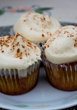 Una foto de Cupcakes Pisco Sour con glasé de pisco y frosting de limón