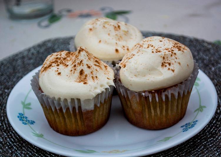 Cupcakes Pisco Sour con glasé de pisco y frosting de limón