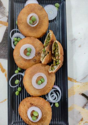A picture of Matar Kachori.