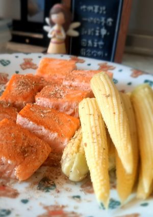 玉米筍搭香煎鮭魚排 的食譜成品照片