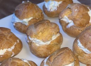 Une photo de Choux garnis de crème au concombre 🥒