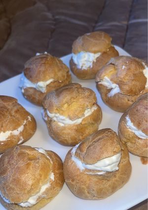 Une photo de Choux garnis de crème au concombre 🥒