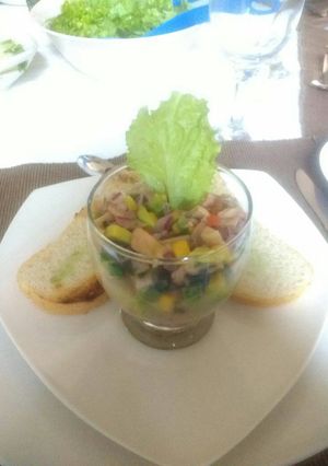 Una foto de Ceviche de salmón y camarones
