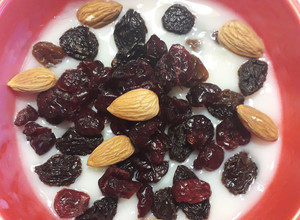 Una foto de Leche con Maicena con Pasas, Arándanos y Almendras