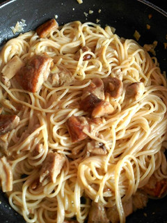 Una foto de Spagueti con hongos