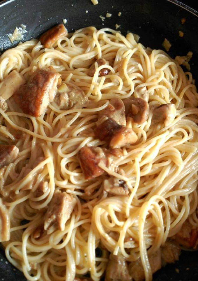 Una foto de Spagueti con hongos