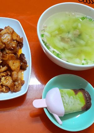 Hình của món Cơm nhà hai món đơn giản.