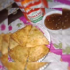 A picture of Crispy potato samosy with chutney🍽.