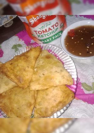 A picture of Crispy potato samosy with chutney🍽.