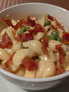 Bacon-ös, borsós kagylótészta sajtszószban recept fotója