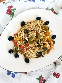 Foto di Orzo perlato ai peperoni, capperi e olive