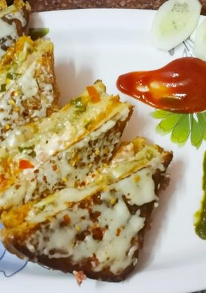 A picture of Tripe layer pizza sandwich.
