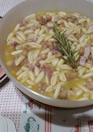 Foto di Cavatelli e ceci con pancetta