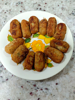 Una foto de Croquetas de bacon y dátiles