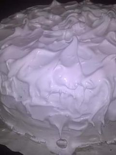 Una foto de Torta matera de vainilla 1234 con baño de merengue suizo