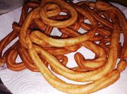 Una foto de churros con churrera
